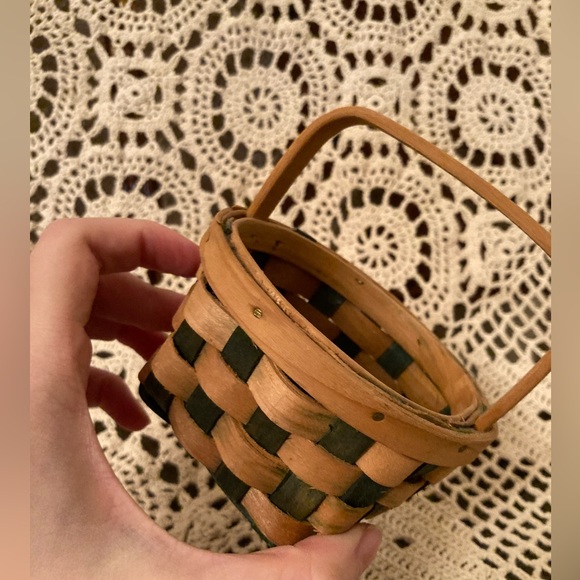 Small Checkered Pattern Basket - Picture 4 of 10